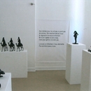 Photographie de l'exposition Mots de poils &amp; de plumes d'André Balthazar et Claire Kirkpatrick. Musée Ianchelevici (La Louvière), du 15 mars au 4 mai 2008